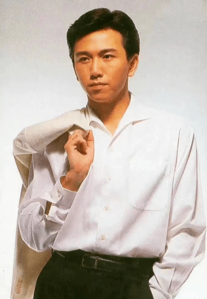 58岁温兆伦夜场献唱送飞吻,女粉丝争相拍照,人气魅力不减当年_网友