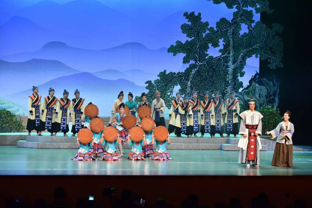 引来群众阵阵叫好……熟悉的"客家话"桂南采茶戏《绿珠女》正精彩上演