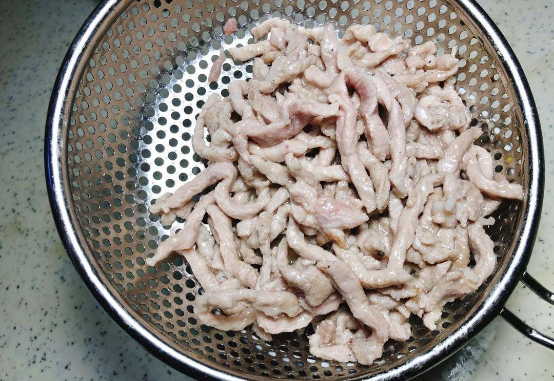 让人能连吃两碗米饭的江浙特色菜"钱江肉丝"咸鲜微辣,名不虚传_酱肉丝