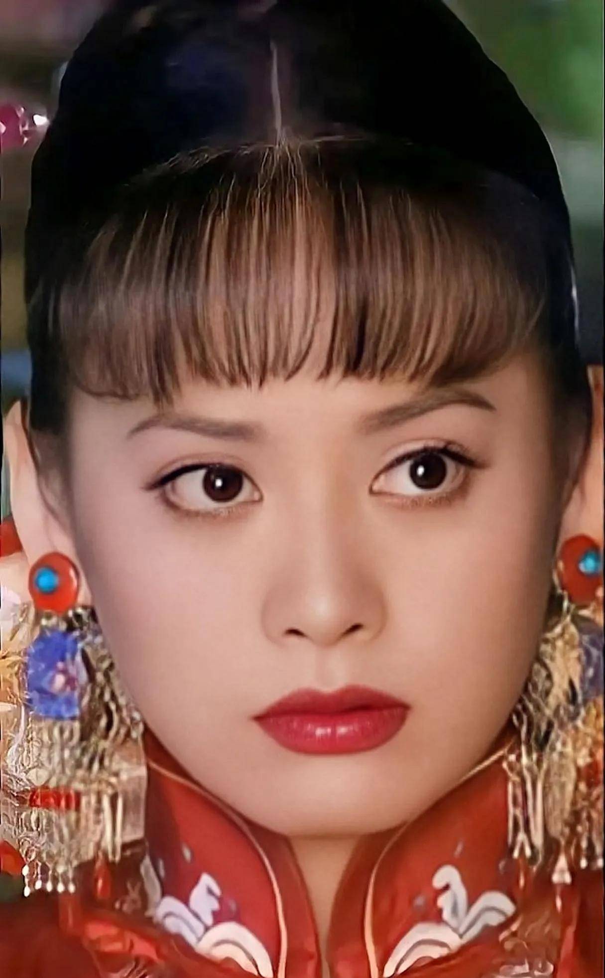 50岁的宁静风韵犹存,穿深v领金色礼服宛如30多岁小姑娘!