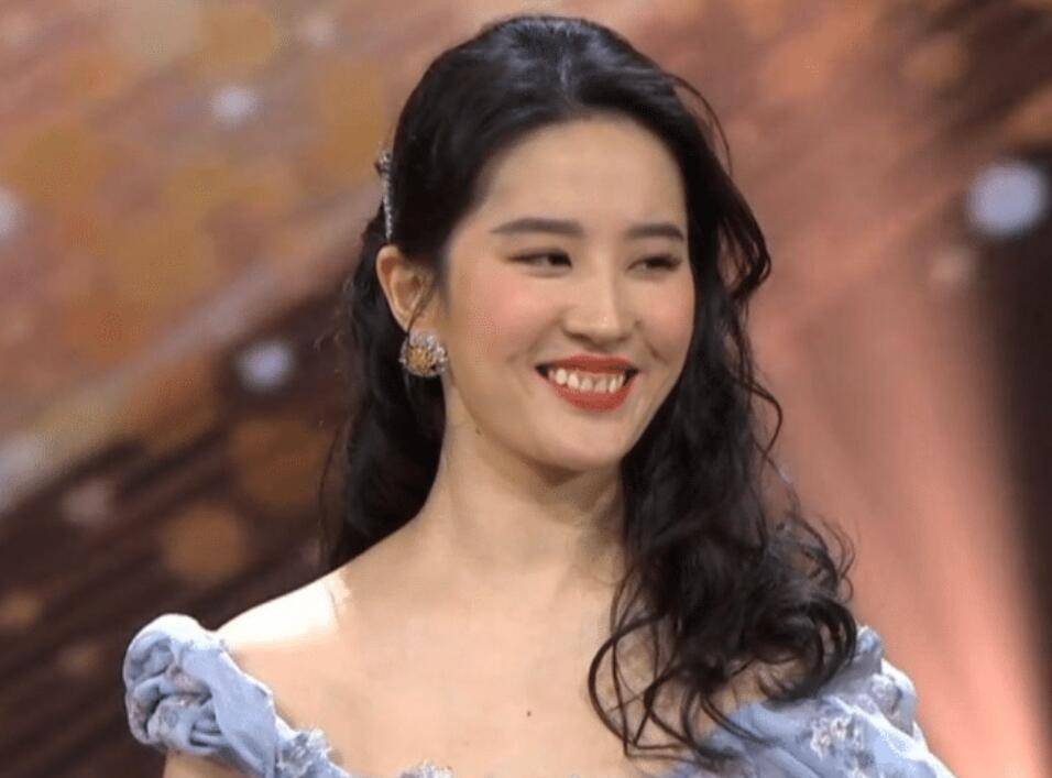 34岁刘亦菲发胖严重,脸比男演员还大,当年的"天仙"也没落了_红豆_气质