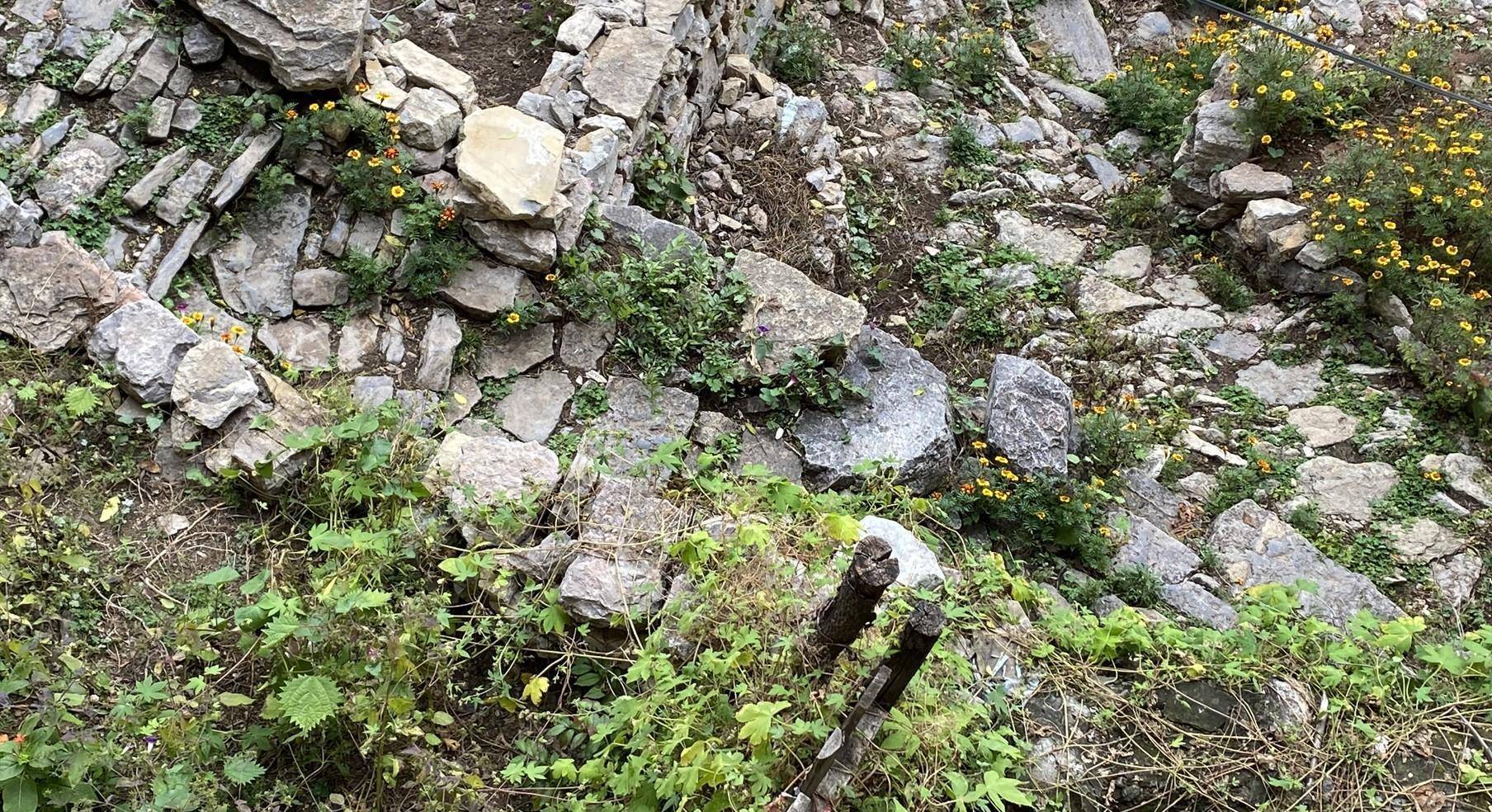 山西太行山绝壁山崖下,600年前石屋里的北岩人家_山村_岩村_大山