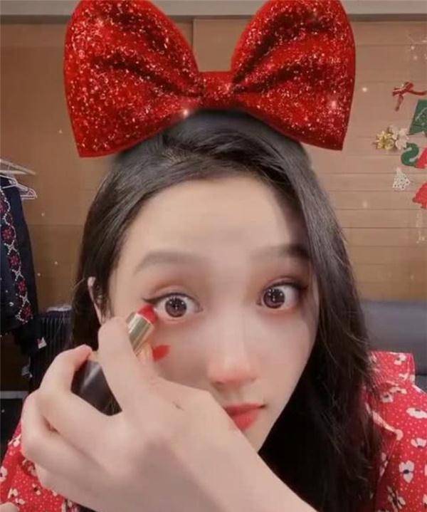 关晓彤挑战"一支口画全脸",本以为会很丑,看到效果:大学生果然优秀!