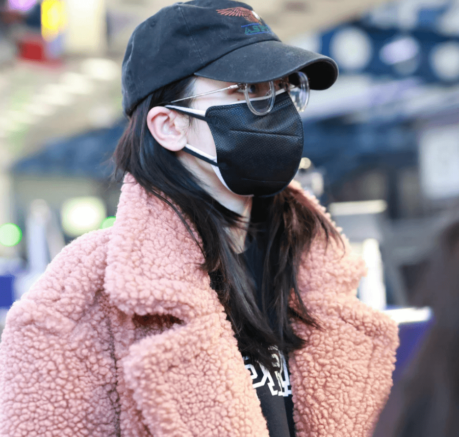 口罩现身机场,穿千元外套显低调,头戴杨幂同款棒球帽_方式_网友_明星
