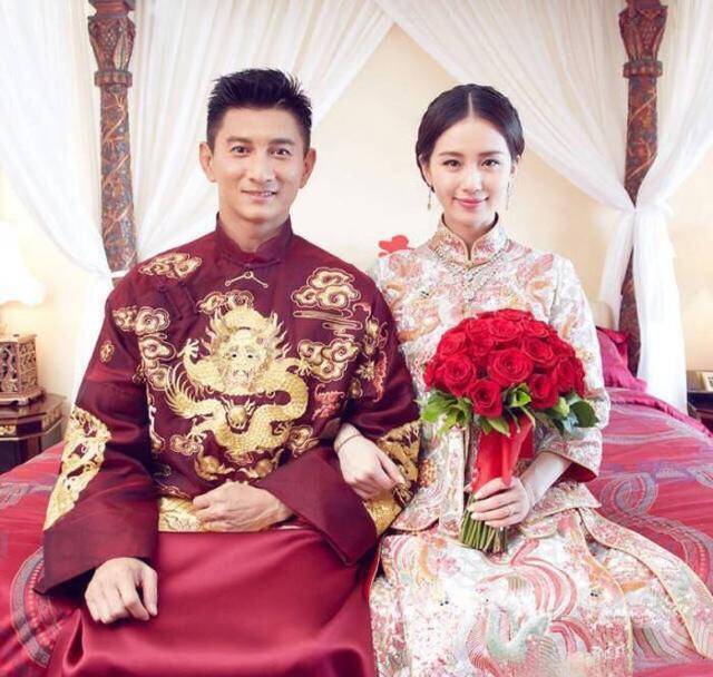 这张是网友爆料两人拿结婚证时的合照,赵丽颖靠在冯绍峰的肩膀上