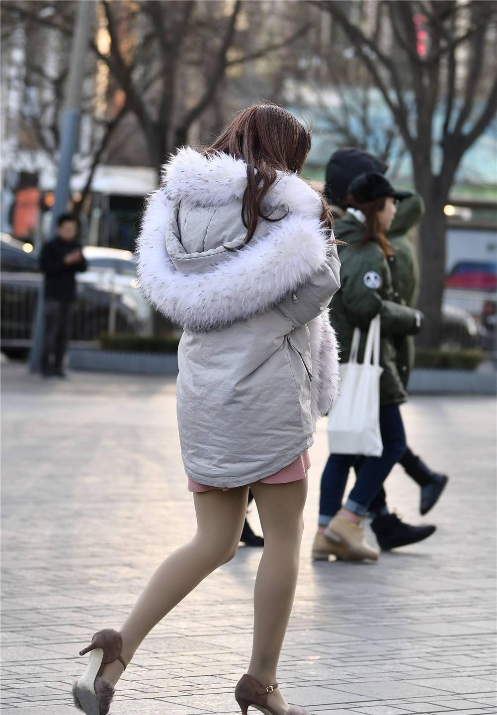 一字带细跟凉鞋,搭配浅灰色的厚丝袜,还穿着中短款羽绒服_美女_生活