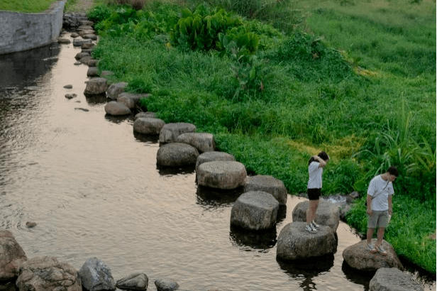 从坪山河桥开始沿河行走,有瓦片做的泄水口,汀步做的生态桥梁.
