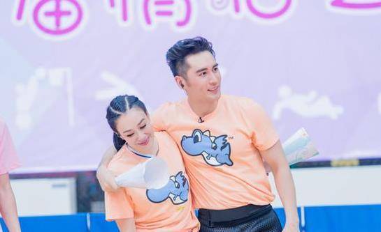 其实也要理解张伦硕,曾经在之前参加的综艺里,老婆就曾经以泳装亮相