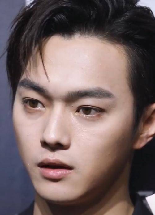 许凯怼脸生图引热议,眼睛遮不住疲惫,网友:这是27岁的状态吗_皮肤