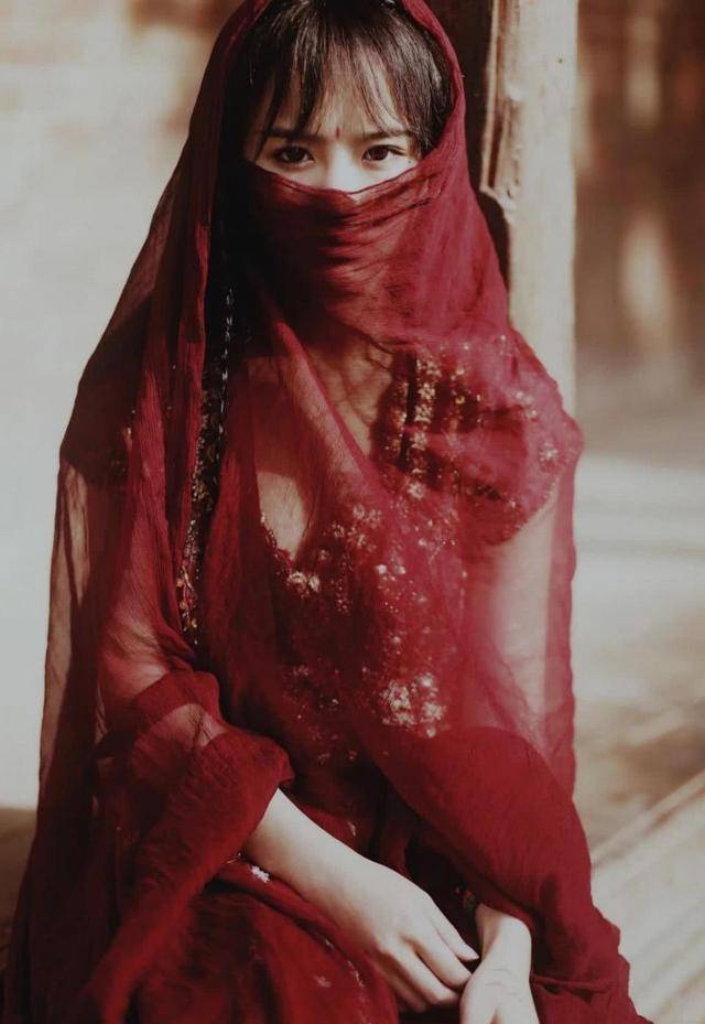 西域风情的古装美人,佟丽娅垫底,赵丽颖不如李沁,她惊艳众生!