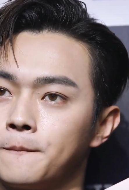 许凯怼脸生图引热议,眼睛遮不住疲惫,网友:这是27