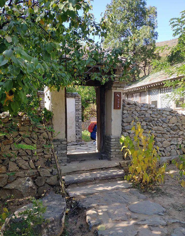 109国道旁的浅山区,紧邻六环路军庄村西面几公里,交通便利,风光旖旎
