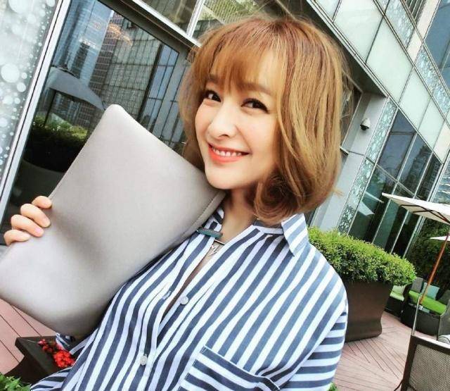 因为她的母校是大连外国语大学,厉害了我的姐.