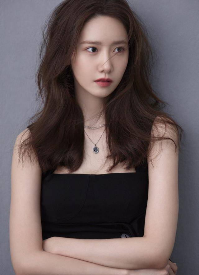 原创林允儿媒体联访新闻图,五官精致到无可挑剔,基本