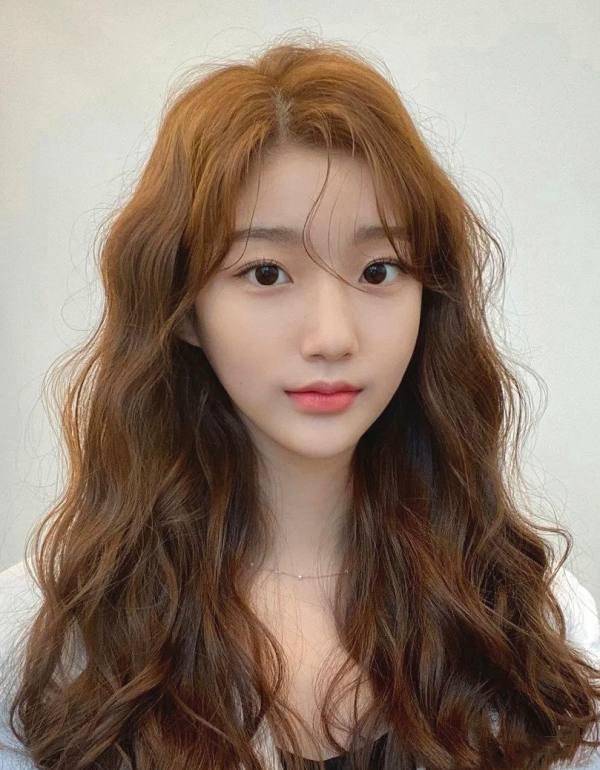 小姐姐卷完成型的效果超级惊艳,别以为这是打工人不敢企及的发型风格