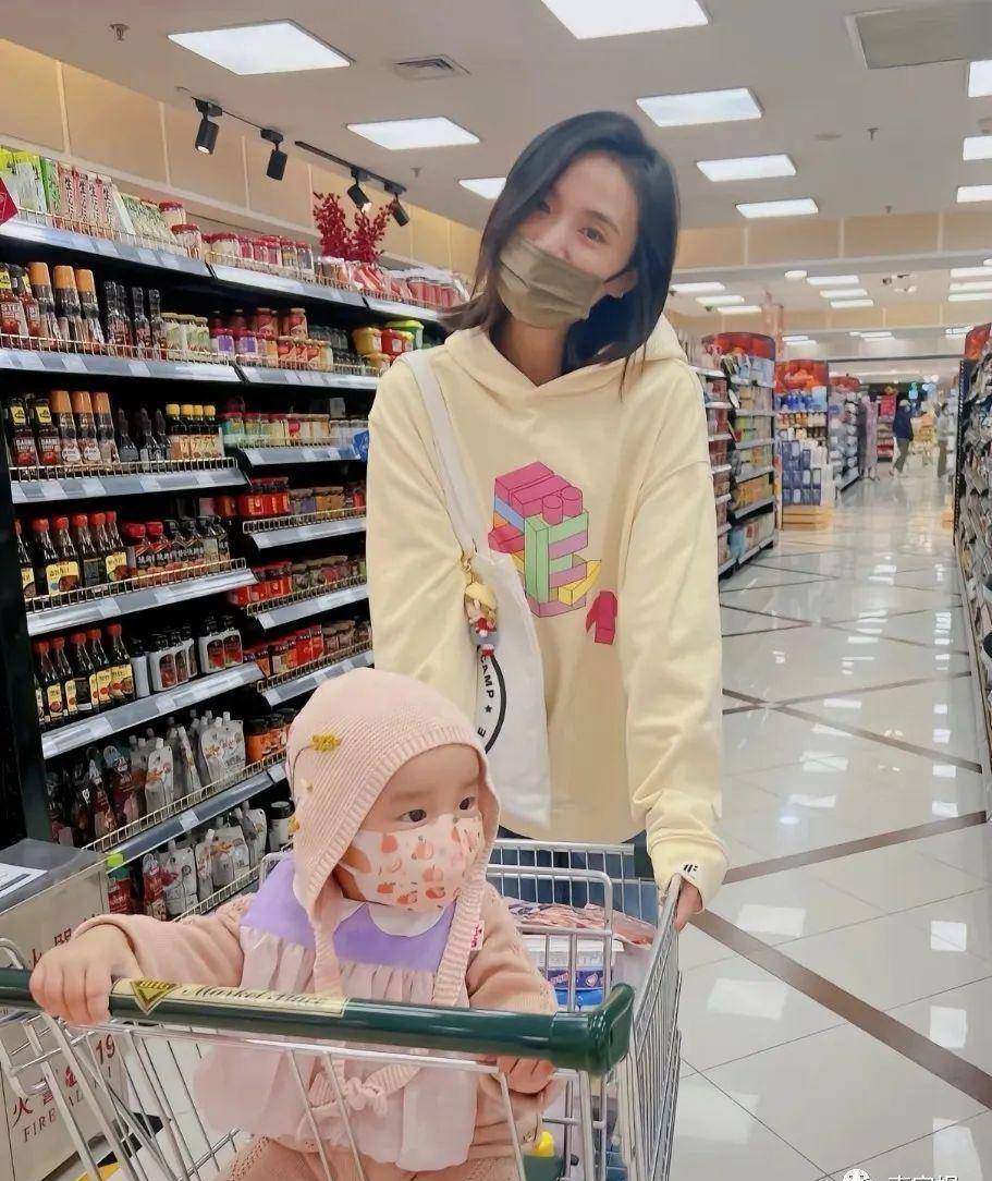 而且照片中海哈金喜和李亚鹏还手拿着酸黄瓜和老干妈,看起来一点也不