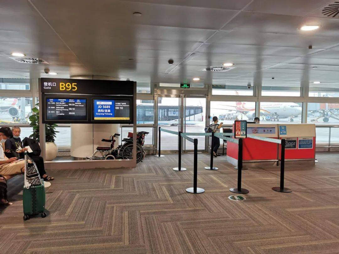 辽宁鞍山机场(上)和浦东机场(下)登机口的对比.