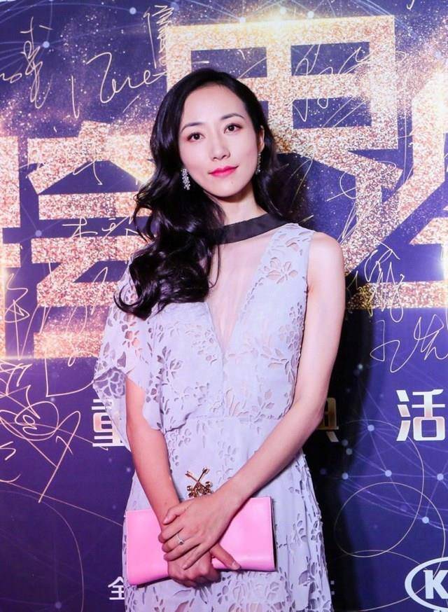 韩雪深v镂空裙出席活动,领口太低自己缝上,网友:一个字"仙"_气质_礼服