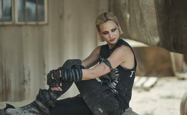 4,在男主角救出女儿准备上直升机时,丧尸王追了过来,那位女配角郊狼