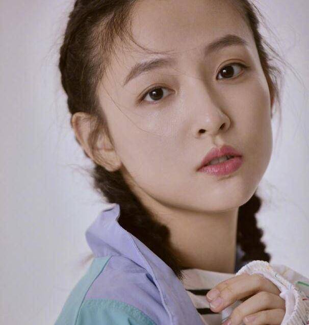 吴倩带娃外出再被拍,将女儿举高高妈妈力十足,女儿大眼睛遗传自己多一