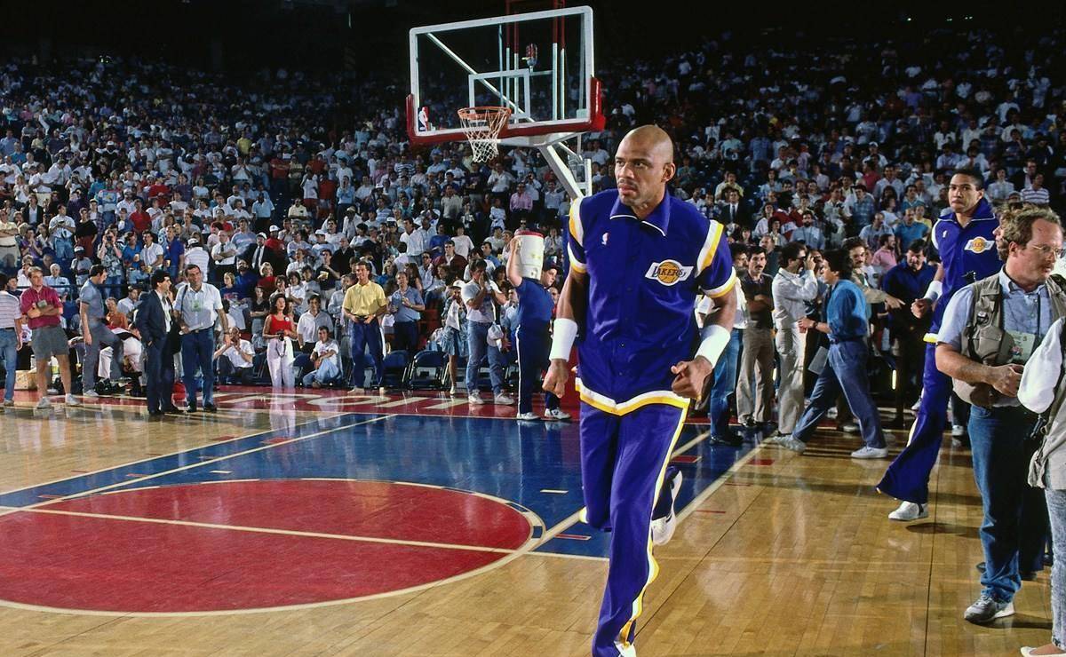 拉塞尔已经86岁了,在将来谁能够代替他颁发fmvp奖杯_贾巴尔_乔丹