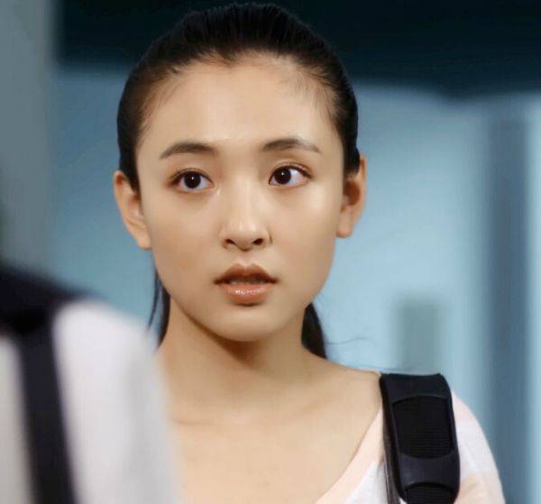 吴倩发际线后移太夸张了,未婚生子的传言是不是真的?