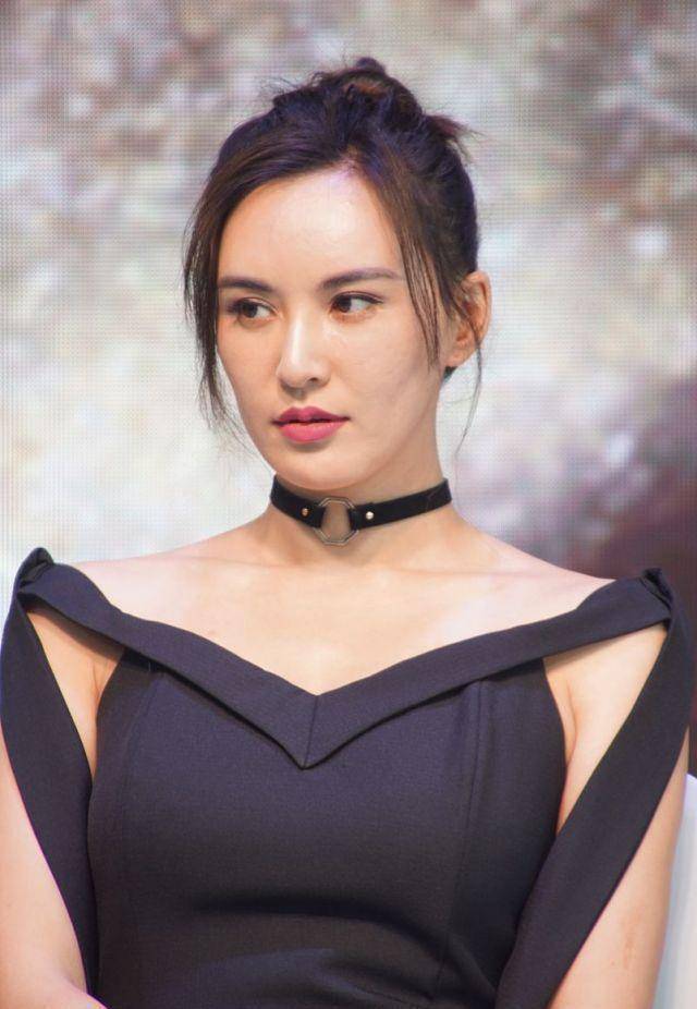 准妈妈应采儿又多了一个身份,网友:可以和神婆莫小棋组个搭档_预言