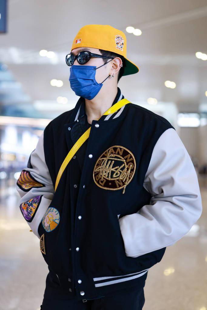 马伯骞反戴棒球帽身穿棒球外套 个性酷盖风潮味十足_休闲_黄色_造型