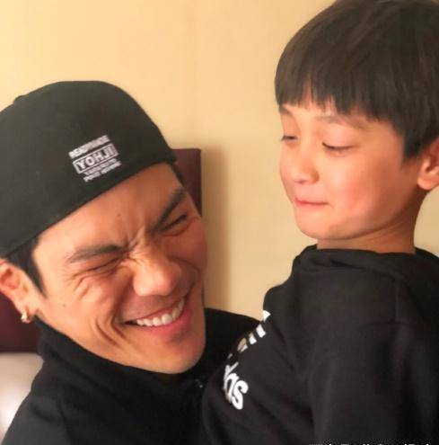 向佐"儿子"长大了,腊八节晒与向佐合影,向佐表白:爸爸爱你_李亦航