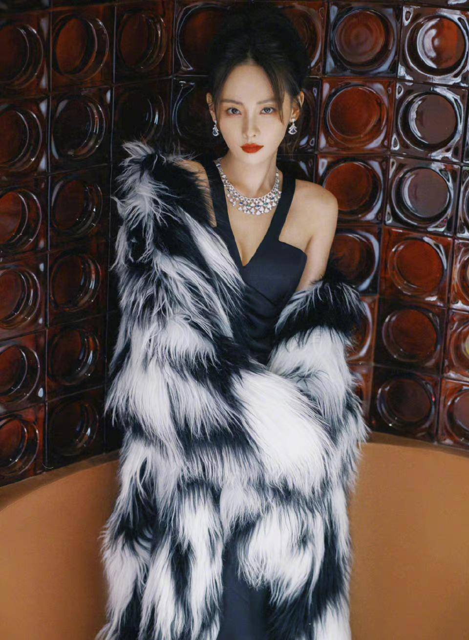 2022gq盛典红毯:田曦薇像孕妇,白鹿像在逃公主,张嘉倪美翻了_礼服