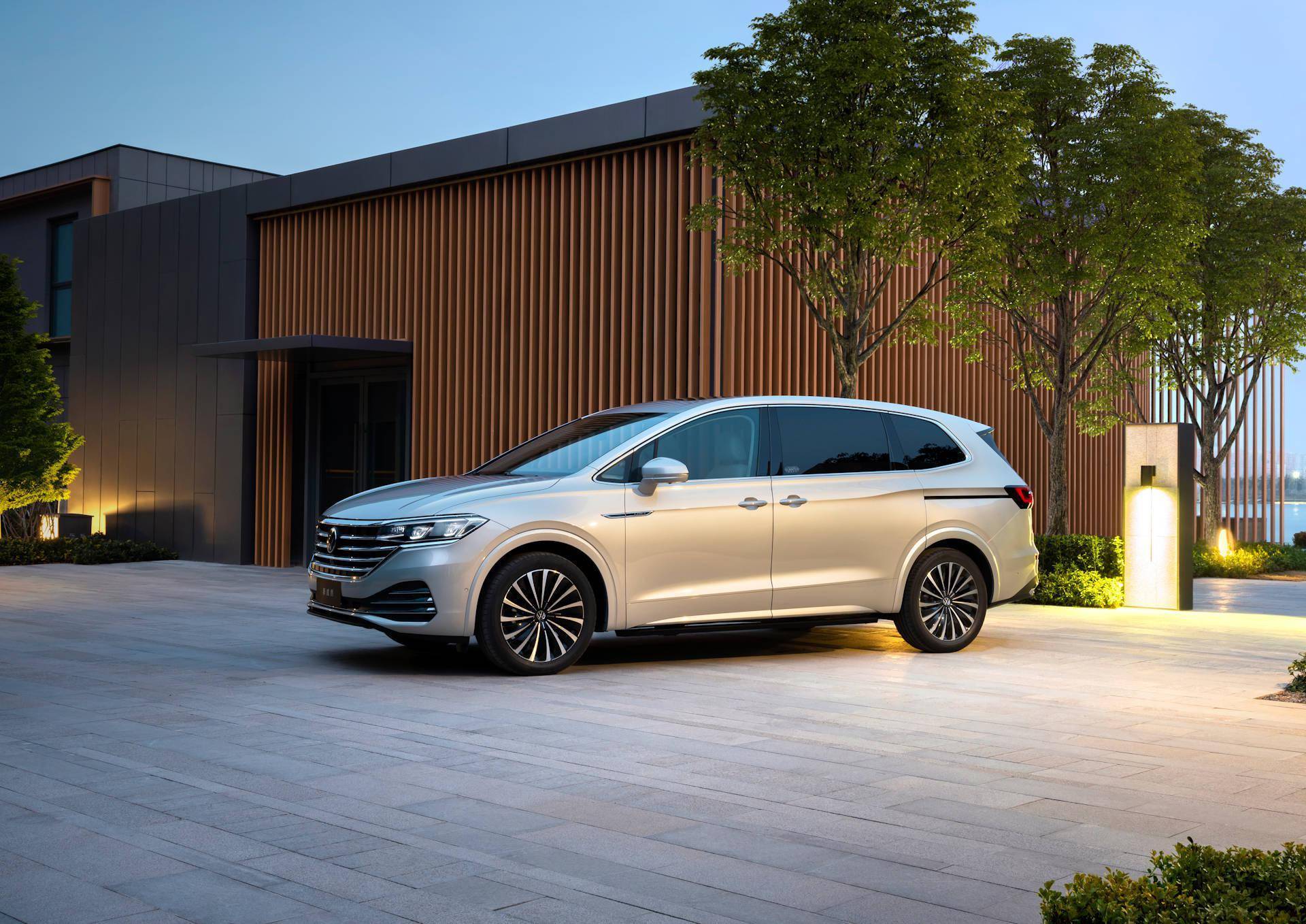 从产品定位上来看,威然强化了mpv多功能车的属性豪华