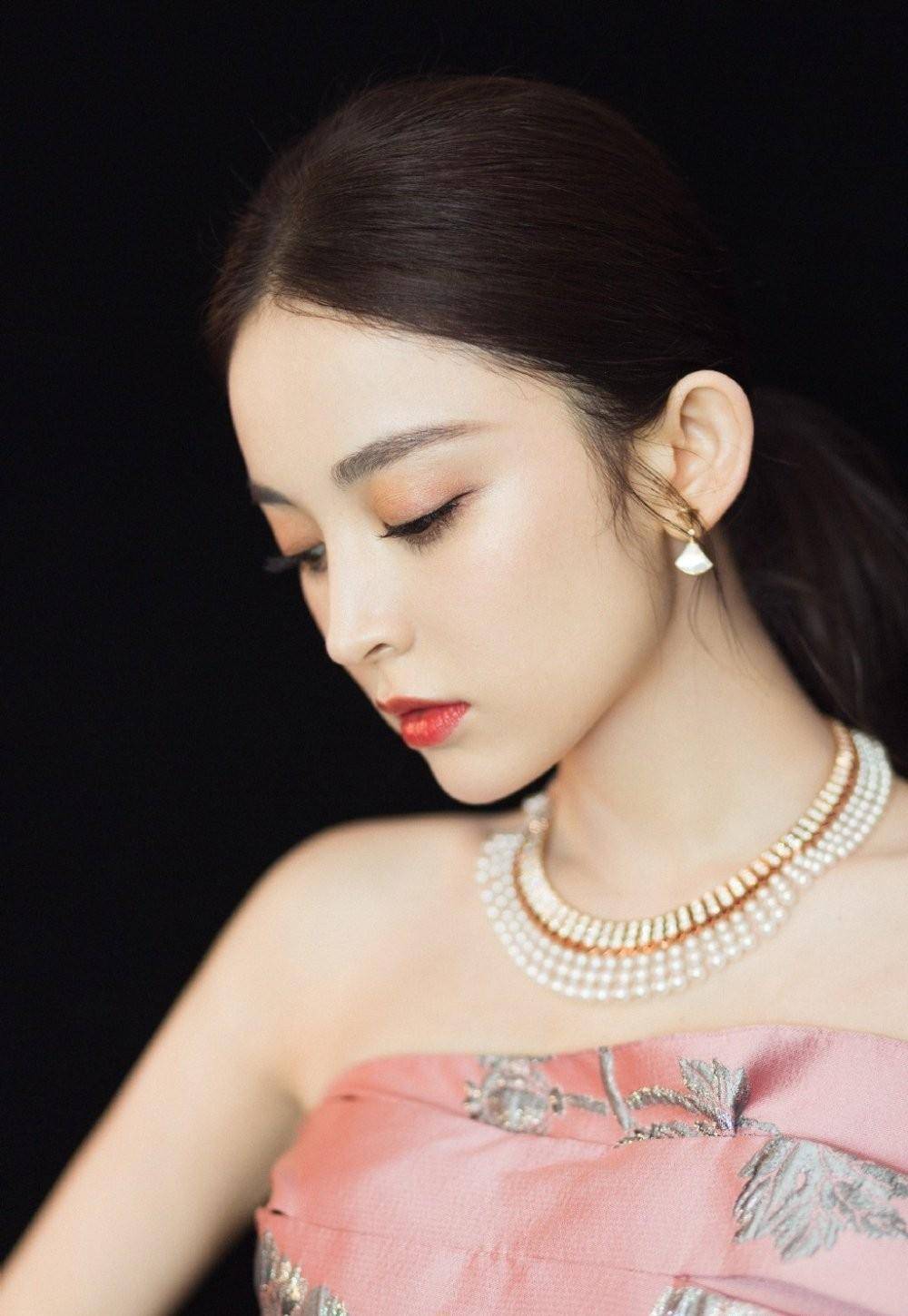 古力娜扎演戏时尚出镜,溺水需要人工呼吸,男主你的手往哪里放_作为一