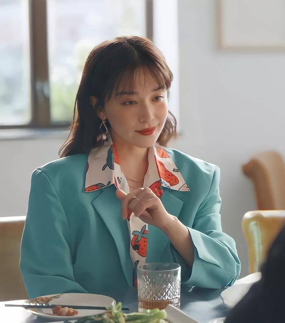 比剧情还上头的是阚清子的复古港风穿搭_衬衫_整体_自带