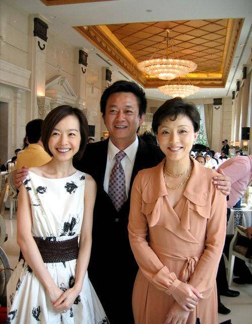 美女卢琛,从电视到凤凰卫视,家庭和事业都兼顾,还活得这么精彩_新闻