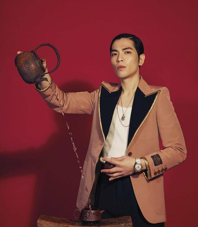 萧敬腾的脸型还是比较瘦的,在这组大片中,不管是中分还是四六分的发型