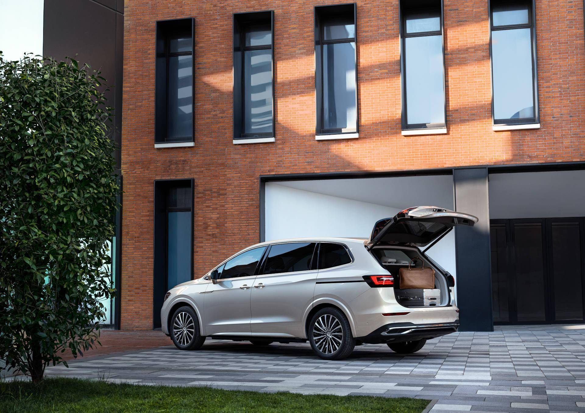 威然尊贵大气的前脸刚柔并济,张弛有度的全新美学设