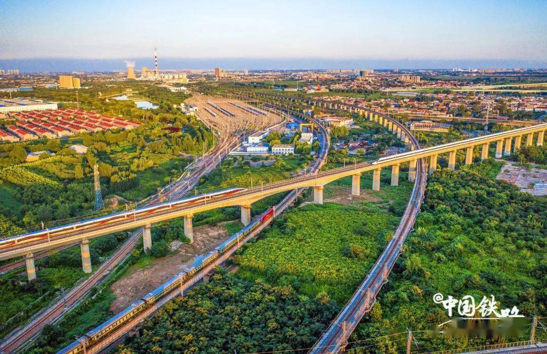 来源/中国铁路文字/李 蓉 柴 娜 仇奇卉编辑/李建广郭骁勇投稿邮箱:r