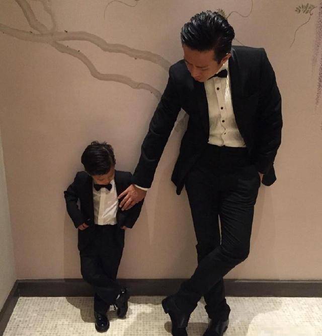 薛之谦硬掰儿子手指摆拍,造成淤血通红,儿科医生:禁止硬掰手指_脚丫