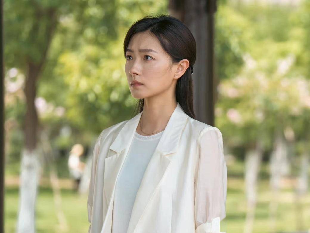 二人饰演的角色是一对夫妻,他们之间的关系应该是亲密无间的,但万茜的