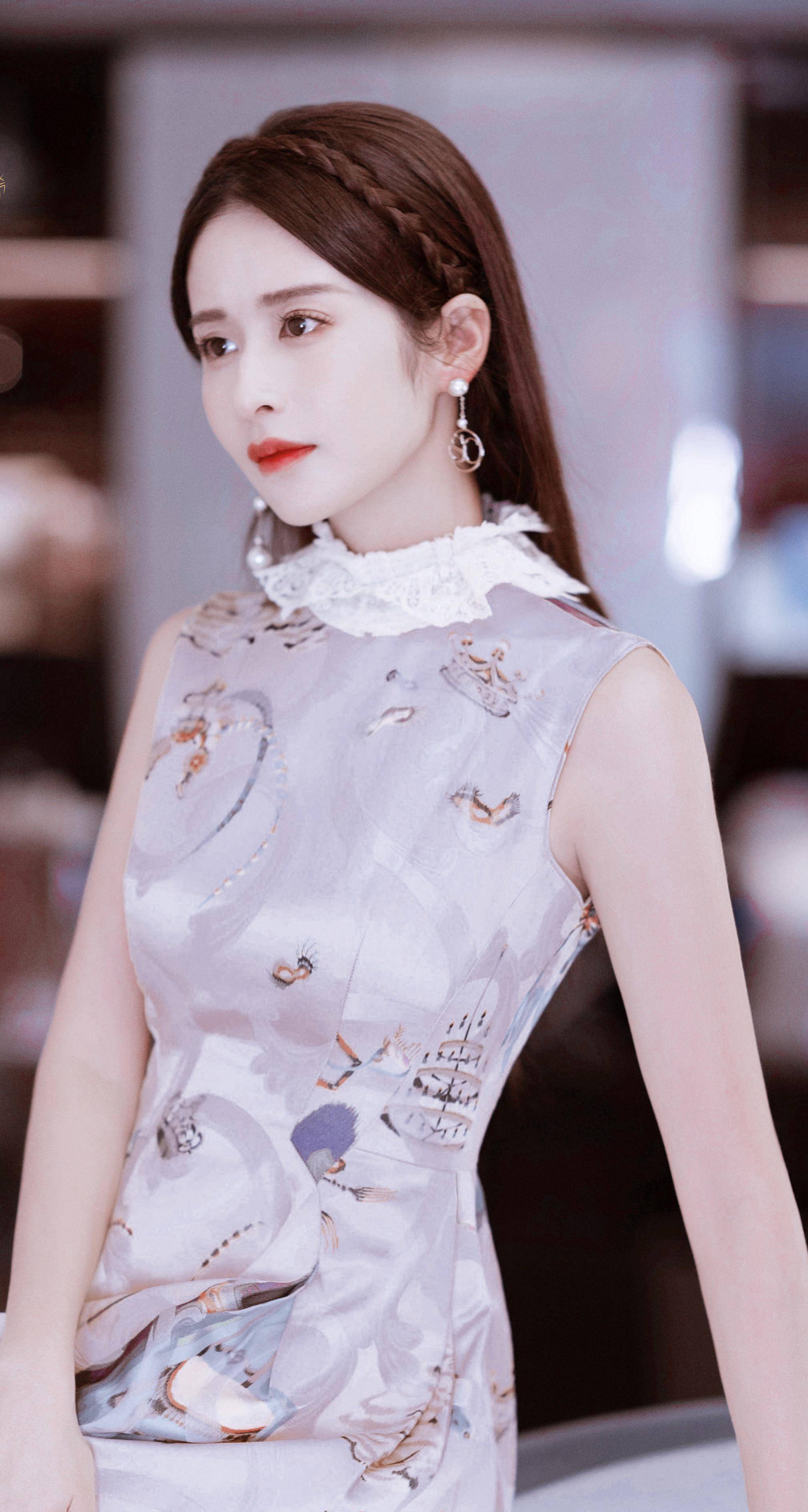 颖儿新剧中碎花裙霸屏,系列裙装超温柔,这才是春装正确打开方式_旗袍