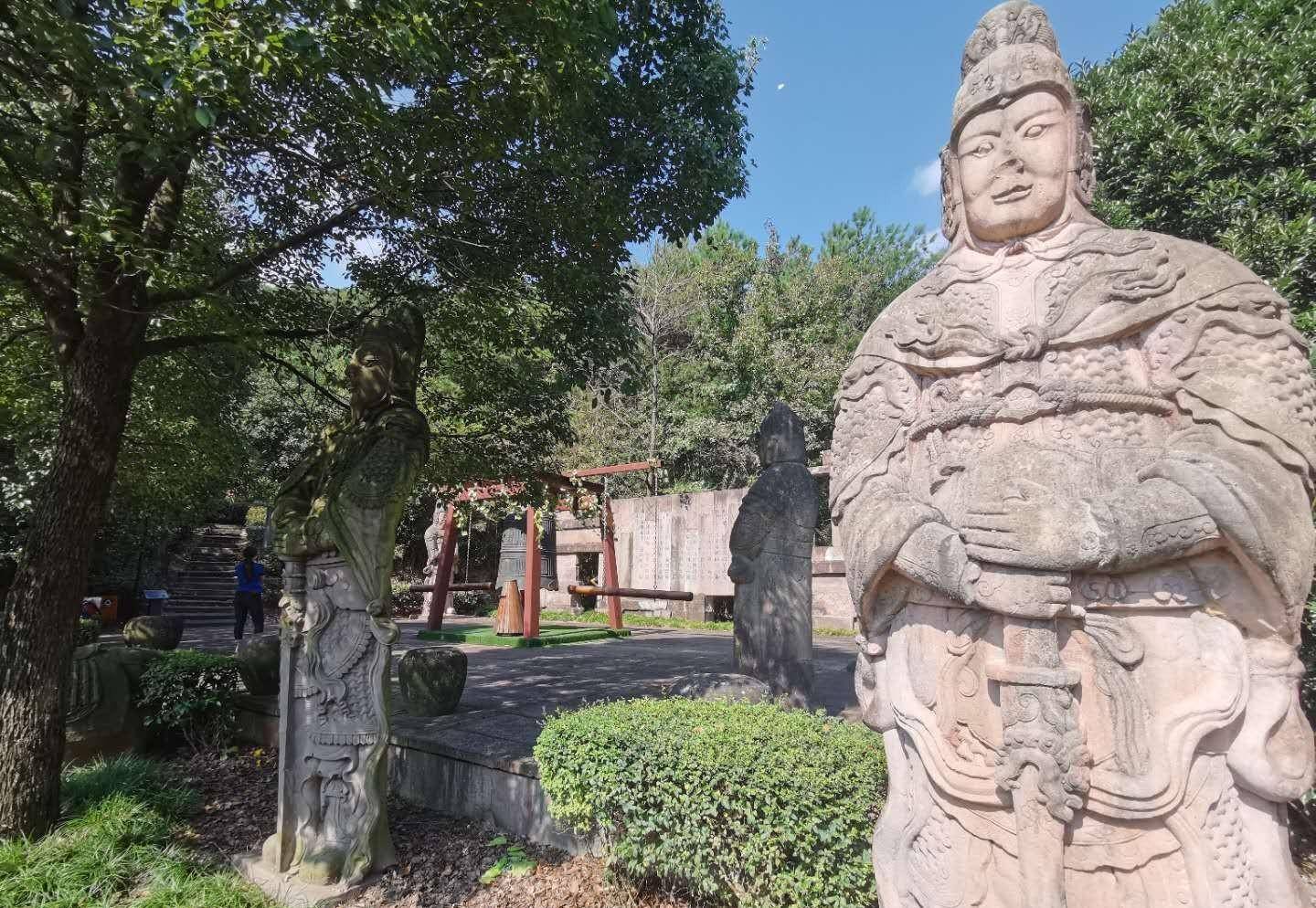 南宋石刻公園佔地250畝,位於浙江省最大的天然淡水湖,寧波市東錢湖