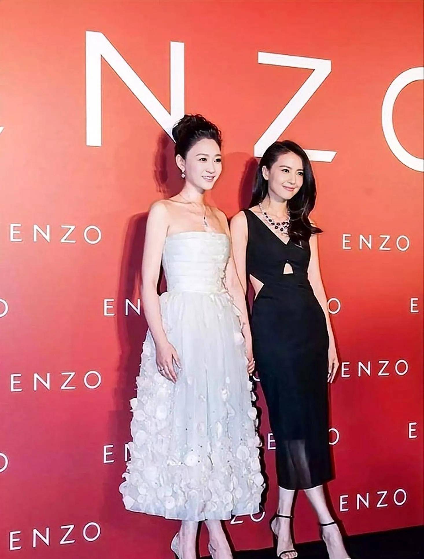 40多岁的李小冉拥有嫩白的皮肤和完美的身材,"盖过"了不少女明星,包括