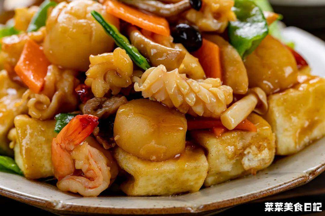 八珍豆腐,就是八种食材炒一块作浇头,铺盖在炸豆腐上.