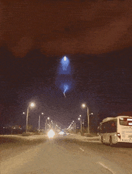 外星人夜访地球？宁夏多地现巨大不明光亮，蝌蚪状的飞船悬于空中