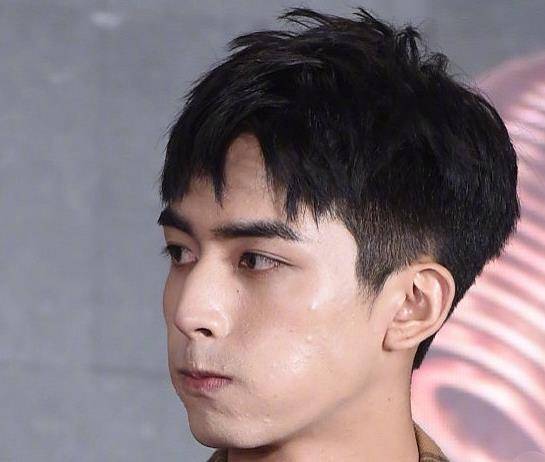 宋威龙一直是被观众和网友夸赞是有身材有颜值的帅哥,五官立体浓眉