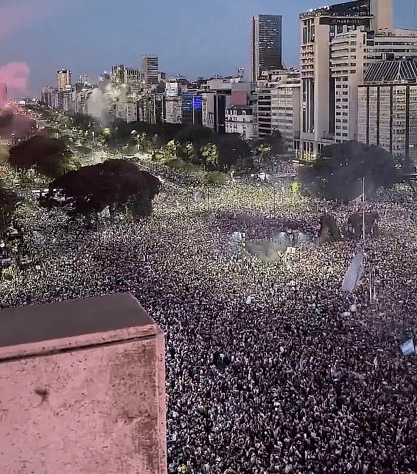 时代从未如此美好！阿根廷队昨晚回家，受到超过200,000名球迷的欢迎，梅西获