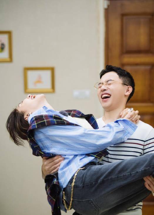 《妻子5》首播,周捷邹凯这对夫妻好真实,奥运5金王也怕老婆_观众们