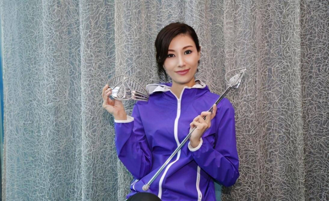 50岁李嘉欣,不愧是"港姐冠军",身材依然保持纤细_hong_年代_自律