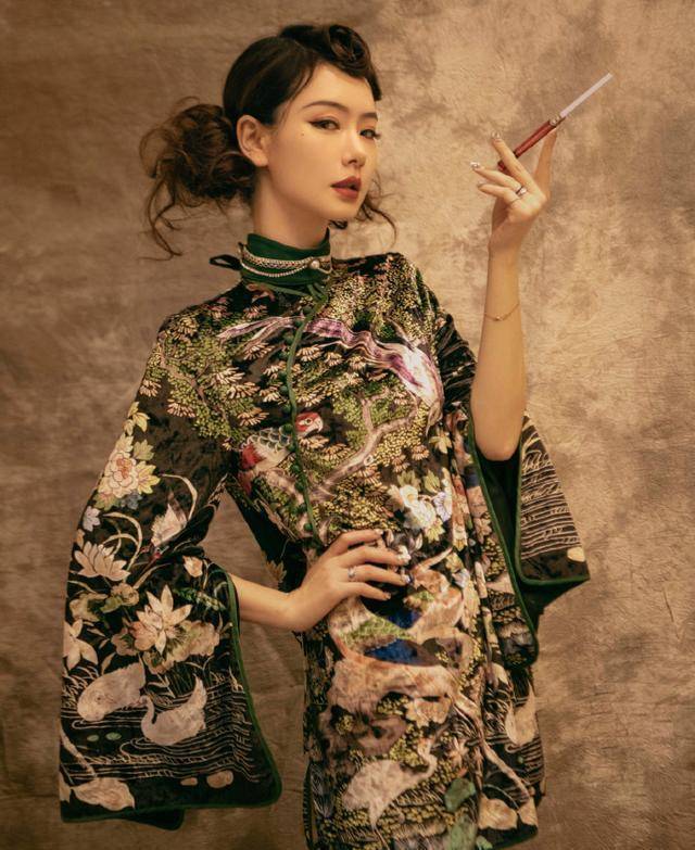 款旗袍裙的个性和不羁,呼应着整体的鬼马风格,依旧是柳叶眉和泪痣妆容