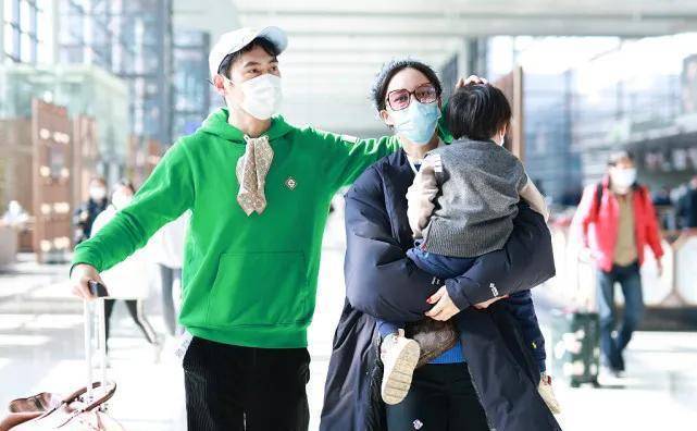张歆艺袁弘罕见带儿子走机场,2岁四坨软萌帅气,犯困模样太可爱_妈妈
